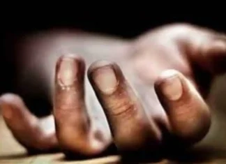 टिनाचे पत्रे ठोकत असताना छतावरून कोसळून कामगाराचा मृत्यू