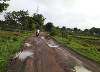 कुही तालुक्यात रस्त्यांची दयनीय अवस्था ,खड्ड्यांनी गिळला विकासाचा रस्ता ; मृत्यू महामार्गावरून दररोज हजारो नागरिकांचा प्रवास; प्रशासन गप्प, लोक संतप्त