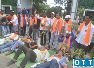 Akola News : छातीवर दगड ठेवून शेतकऱ्यांच्या व्यथा मांडल्या; शंभू सेनेचे अनोखे आंदोलन