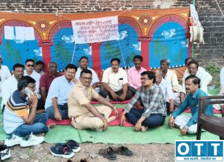 अडीच वर्षांपासून बंद शेतरस्त्यासाठी शेतकऱ्यांचे आमरण उपोषण अखेर मागे