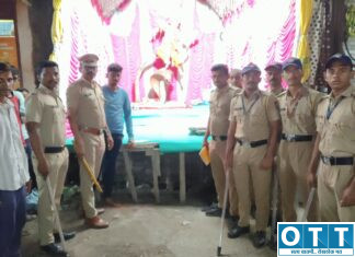 गणेशोत्सवाच्या पार्श्वभूमीवर वाडेगावात पोलिसांचा रूट मार्च