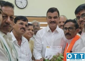 शिवसेनेचा कृषिमंत्र्यांना थेट इशारा; जिल्हा प्रमुख चंद्रशेखर पांडे गुरुजींच्या नेतृत्वात वाळलेली सोयाबीनची रोपे दाखवत शेतकऱ्यांनी मांडली व्यथा