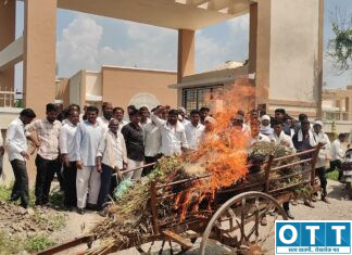 संग्रामपूर तहसीलसमोर शेतकऱ्यांचे तीव्र आंदोलन; दुष्काळी मदतीसाठी बैलगाडी पेटवली