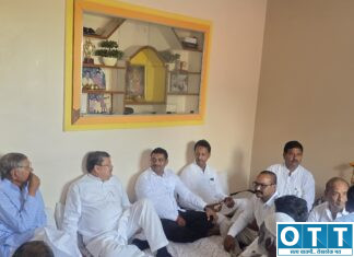 काँग्रेसचे ज्येष्ठ नेते मुकूल वासनिक यांची पंचाळ्यात सांत्वन भेट; स्व. रामेश्वर पाटील यांच्या कुटुंबीयांना दिला धीर