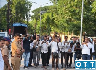 अकोला पोलिसांची धडक कारवाई! ३५० बनावट बुलेट सायलेन्सर आणि ७० फॅन्सी नंबर प्लेट्स रोड रोलरखाली